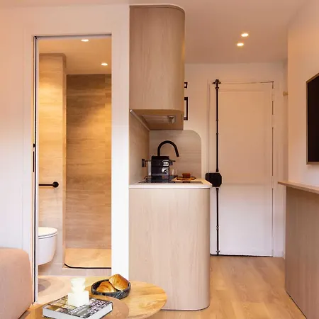 Refined With Balcony - 2p - Saint Lazare