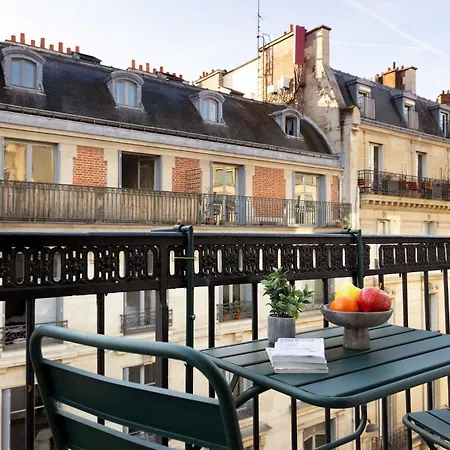 Refined With Balcony - 2p - Saint Lazare *